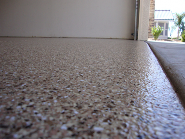 Garasi dengan lantai beton bertekstur yang tahan lama